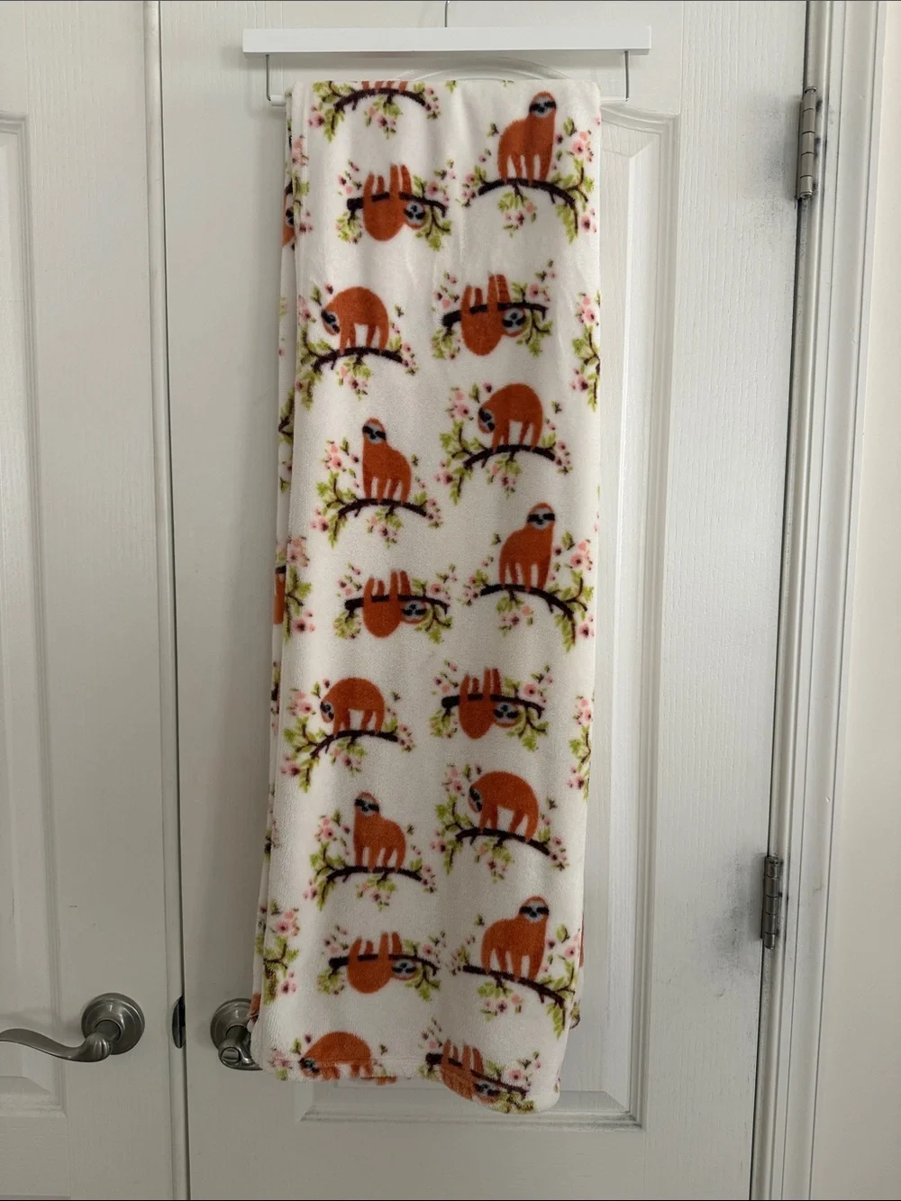 Cute Sloth Print Plush Throw - White with Rust Sloths